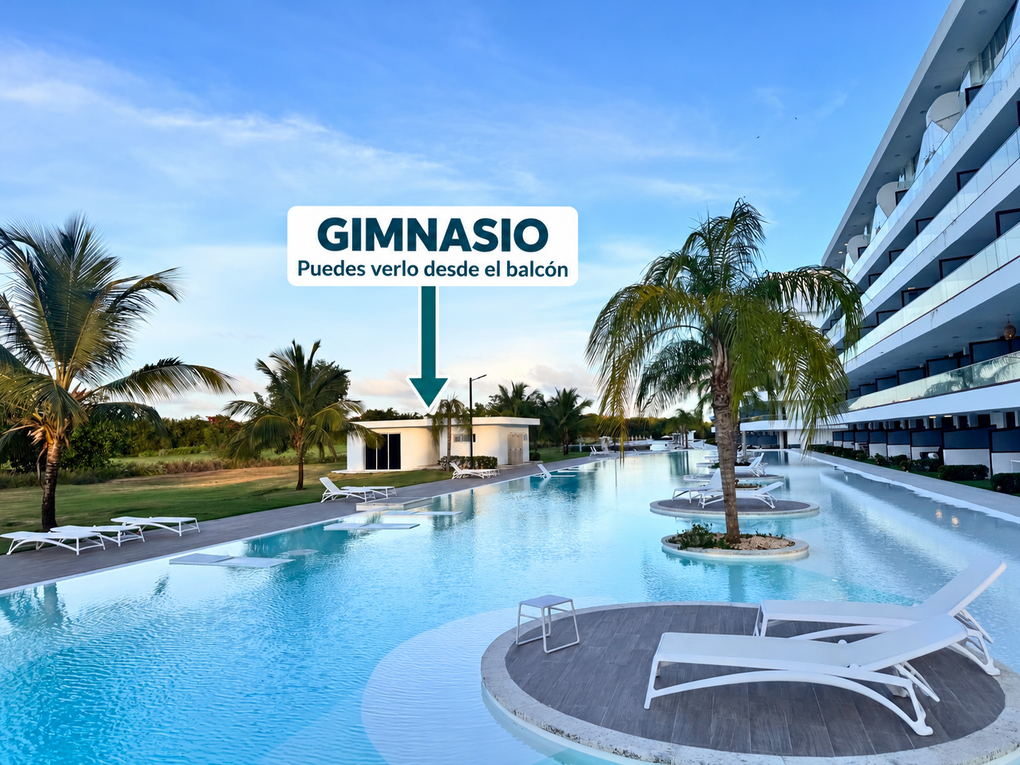 Edificio blanco del gimnasio señalado junto a la piscina